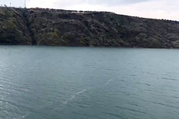 Depremin yüzey kırığının izi gölde görüldü