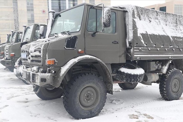 Askeri kamyonlar depremzedelerin eşyasını taşıyacak