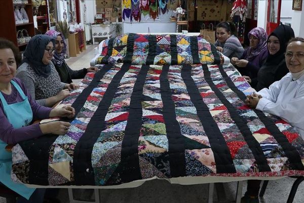 Ninelerinden kalan parça kumaşlarla 'kırkyama' yorgan yaptılar