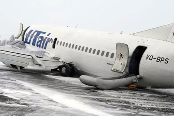 Uçağın kuyruk kısmı piste çarptı! Rusya'da tehlikeli anlar