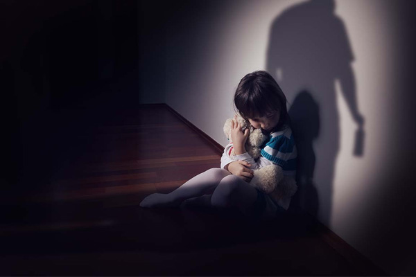 İngiltere'de her beş yetişkinden biri çocukken istismara uğramış