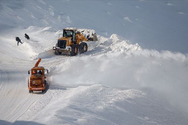 Van Valiliği Çaldıran'daki donma ve Bahçesaray'daki çığ olayıyla ilgili açıklama yaptı