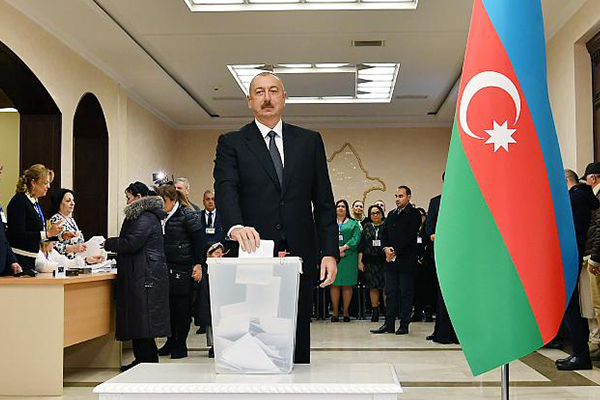 Azerbaycan'da erken seçimlerde, Aliyev'in partisi 'YAP' ilk sırada