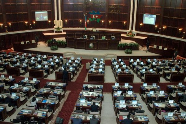 Azerbaycan'da yeni parlamento şekillendi