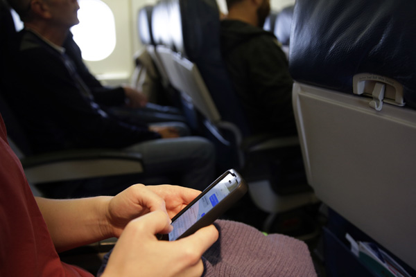 Uçakta cep telefonunu kapatmayana para cezası