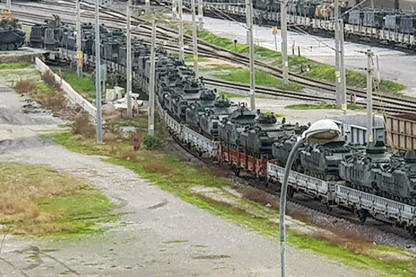 Trenle gelen zırhlı araçlar Suriye sınırında