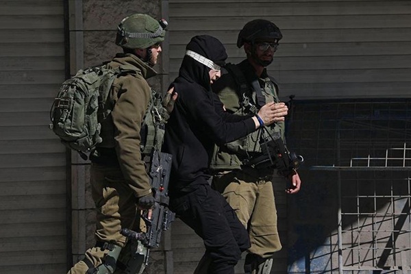 İsrail'in gözaltına aldığı Filistinli çocuk: Ellerim bağlandı, darp edildim