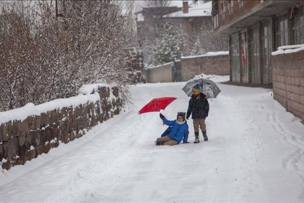 Kar yağışı nedeniyle bazı illerde eğitime ara verildi