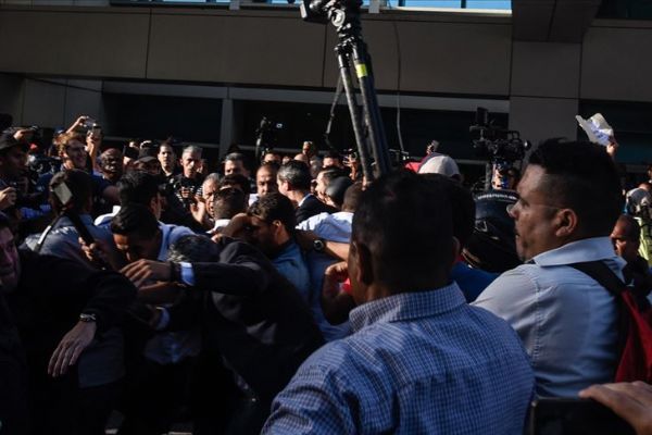 Guaido Venezuela'ya döndü