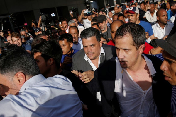 Guaido, Venezuela’da öfkeyle karşılandı: Üzerine su döküp tartakladılar