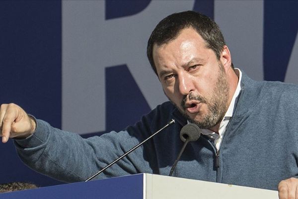 Düzensiz göçmenleri gemiden indirmeyen Salvini'nin yargılanmasının önü açıldı