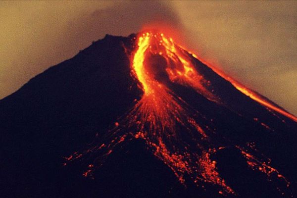 Endonezya'da Merapi Yanardağı'ndan patlama