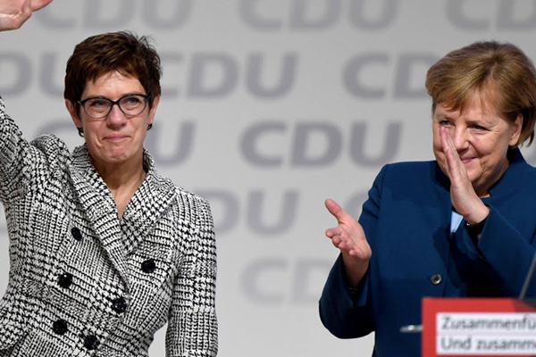 Merkel'in veliahtı olarak anılıyordu: Karrenbauer istifa etti