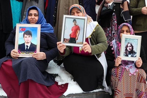 Diyarbakır anneleri kar altında nöbette