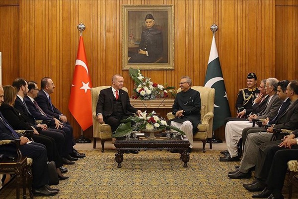 Erdoğan, Pakistan Cumhurbaşkanı Alvi ile bir araya geldi