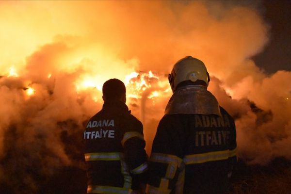 Adana'da pamuk yağı fabrikasındaki yangını söndürme çalışmaları devam ediyor