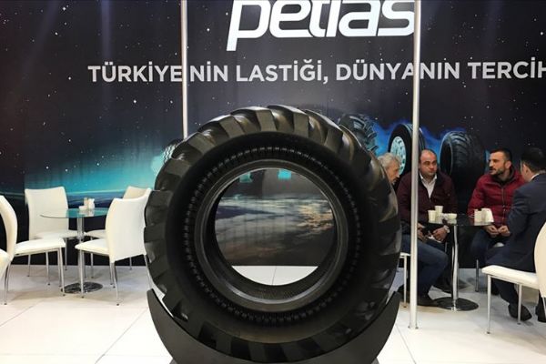 Petlas toprağa daha az zarar veren havasız lastiğini görücüye çıkardı