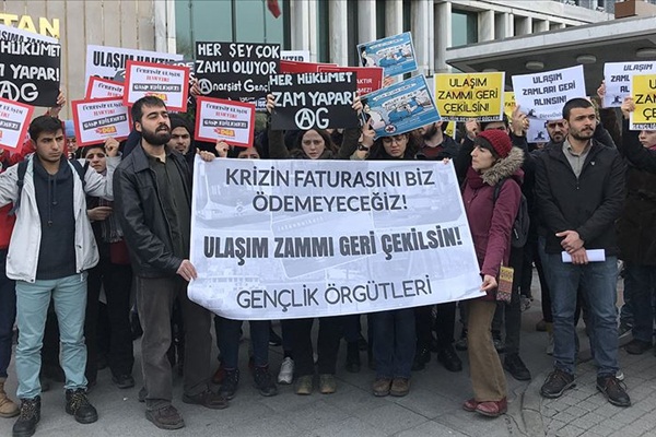 Öğrencilerden İBB önünde ulaşım zammına protesto