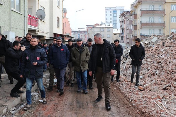 Bakanlar Soylu ve Kurum deprem bölgesinde incelemelerde bulundu