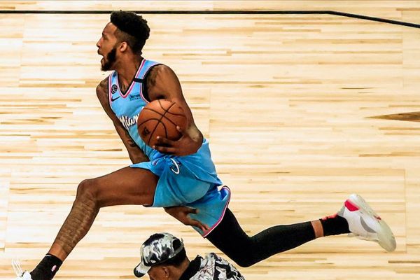 NBA smaç yarışmasının galibi Derrick Jones