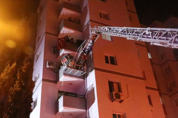 İzmir'de çıkan yangında 11 katlı bina boşaltıldı