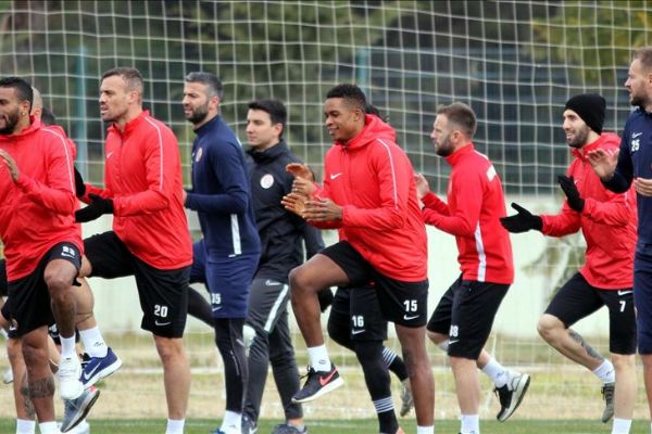 Antalyasporlu futbolcular Runatolia Maratonu'nda koşacak