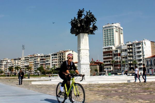 Baharda İzmir'de bisiklet sürmek .