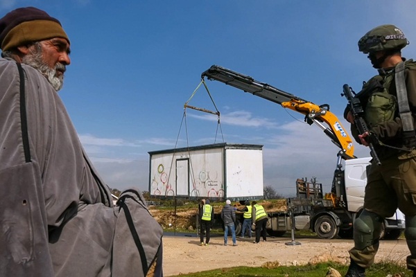 İsrail güçleri, El Halil'de bir okula ait konteyner sınıfa el koydu