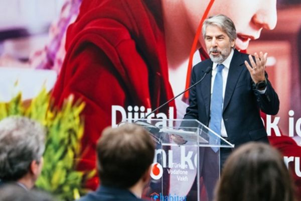 Türkiye Vodafone Vakfı gençlere yapay zeka eğitimi verecek