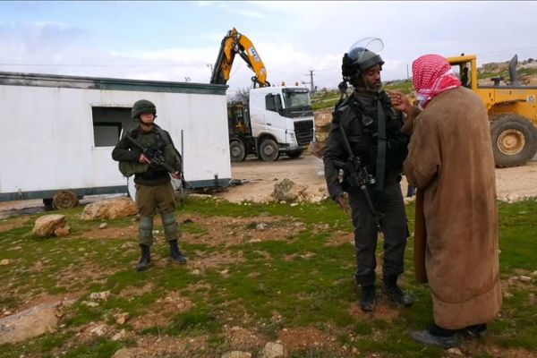 İsrail El Halil'de bir okula ait konteyner sınıfa el koydu