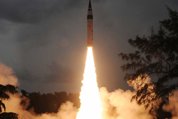 Husilerden Suudi Arabistan'a balistik füze saldırısı