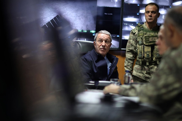 Akar ve komutanlar Suriye sınırında