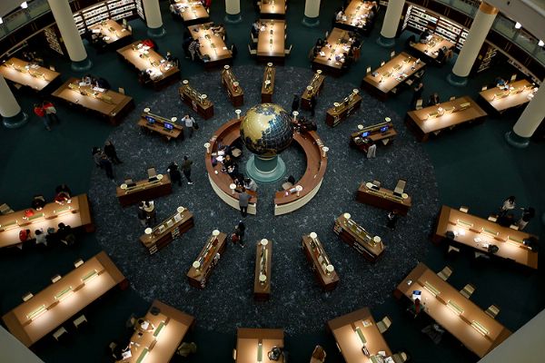 Millet Kütüphanesi'nin milyonlarca kitapla dolu rafları zamanda yolculuğa çıkarıyor