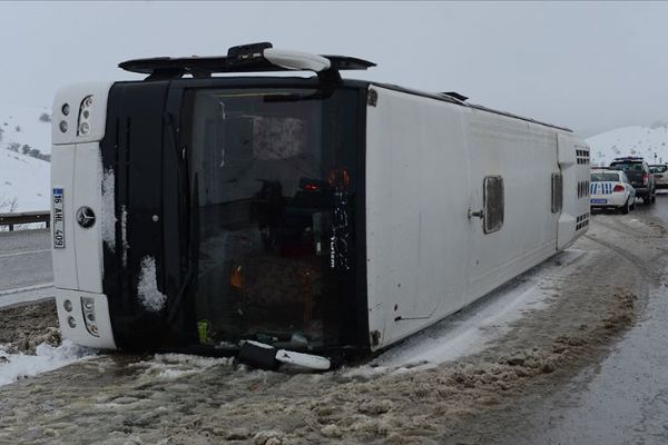 Bursaspor taraftarını taşıyan otobüs Erzurum'da devrildi