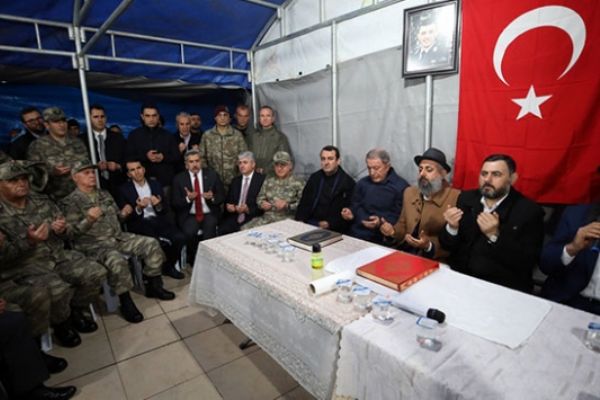 Bakan Akar ve komutanlardan şehit ailesine taziye ziyareti