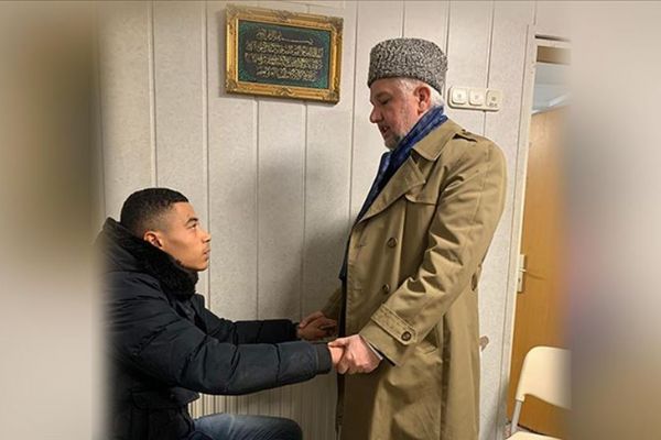 Almanya'da ırkçı terör saldırısından kurtulan Kamerunlu Müslüman oldu