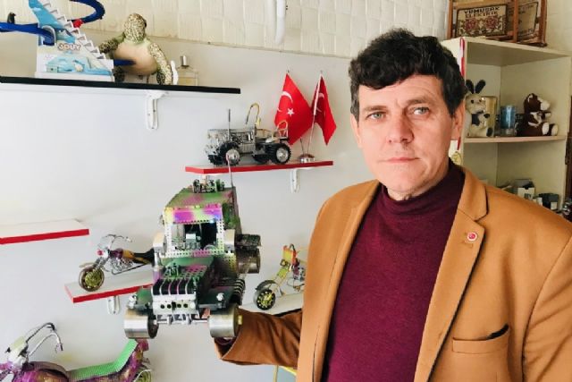 Hurdacıdan kilosu 2 liraya aldığı atık ürünlerle birbirinden ilginç oyuncak araçlar yapıyor