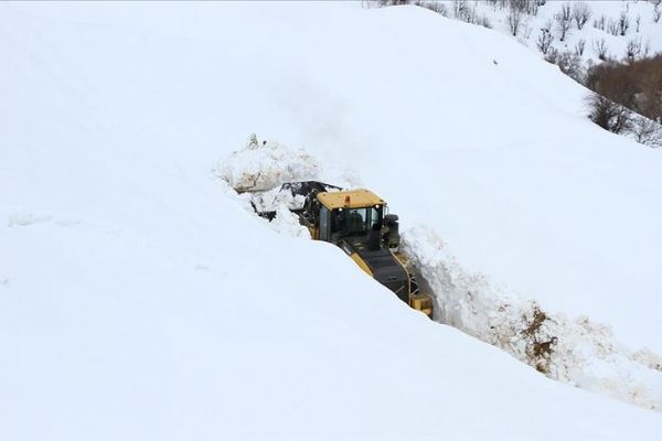 Bitlis'in zorlu coğrafyasında karla mücadele ediyorlar