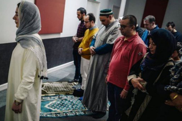 Fransa’da, kadın imam provokasyonu!