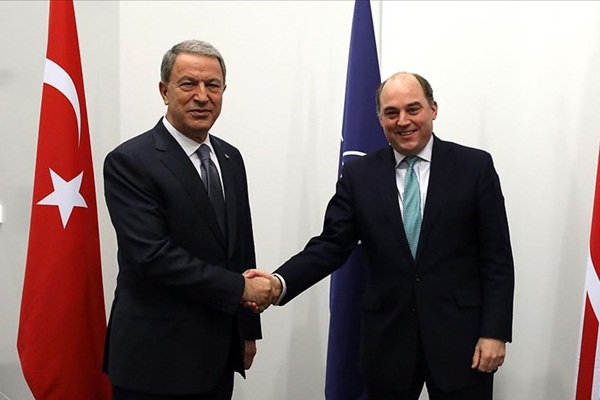 Milli Savunma Bakanı Akar, İngiliz mevkidaşı ile görüştü