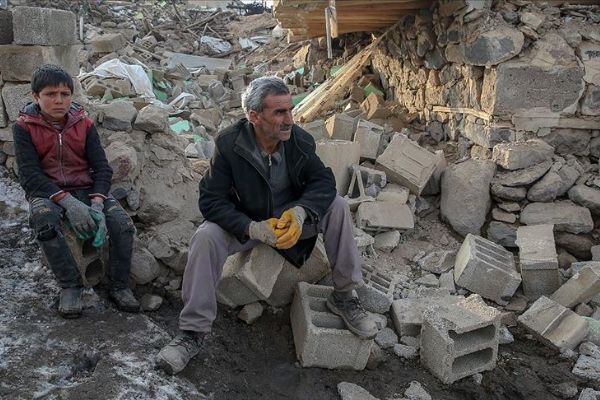 Yıkılan evinin enkazından eşi ve 2 çocuğunu kurtardı