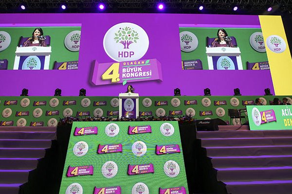 HDP Kongresi'ndeki Öcalan gösterimi nedeniyle 14 kişiye gözaltı