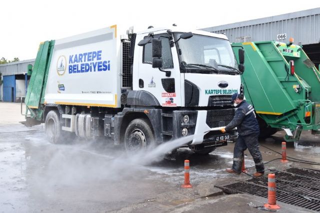 Kartepe'de çöp kamyonları her gün dezenfekte ediliyor