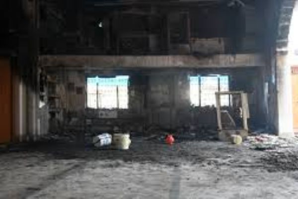 Hindu göstericiler camileri yaktı