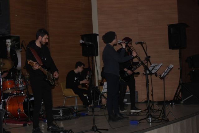 Köy okulları için düzenlenen konserde bilet yerine oyuncak geçti