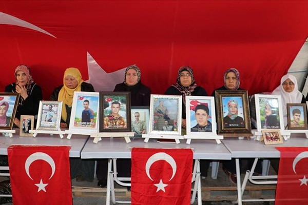 İki ailenin daha evladına kavuşması Diyarbakır annelerini umutlandırdı