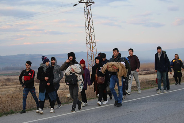 Mülteciler sınıra yürümeye başlayınca Yunanistan, Genelkurmay Başkanı’nı Türkiye sınırına gönderdi