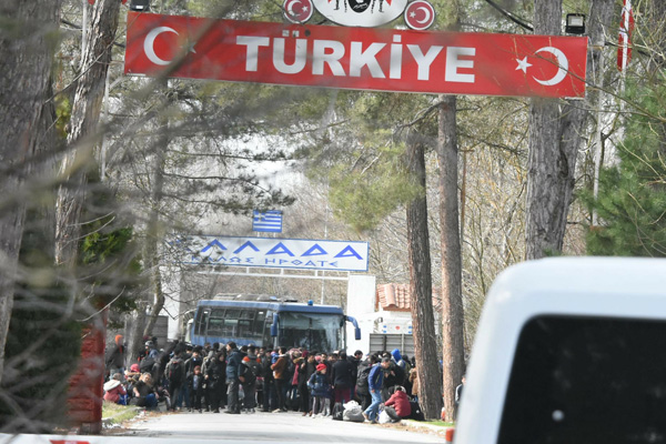 Yunanistan sınırı kapattı: Mültecilere ses bombaları atılıyor