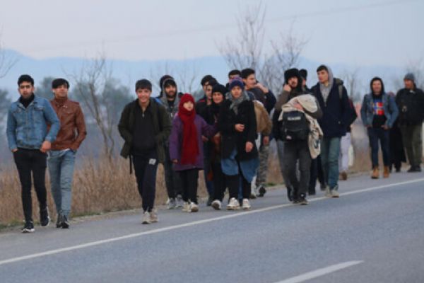 Avrupa’ya geçmek isteyen göçmenler sınıra yürüyor