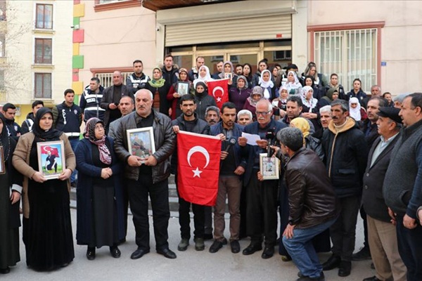 Evlat nöbeti tutan aileler, 33 askerin şehit olduğu saldırıyı kınadı